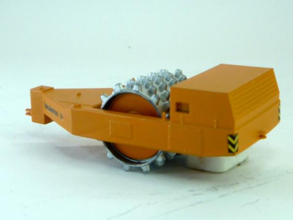 Anhänge Vibrationswalze Baukema A12 Stampffußwalze mit Motorverkleidung orange